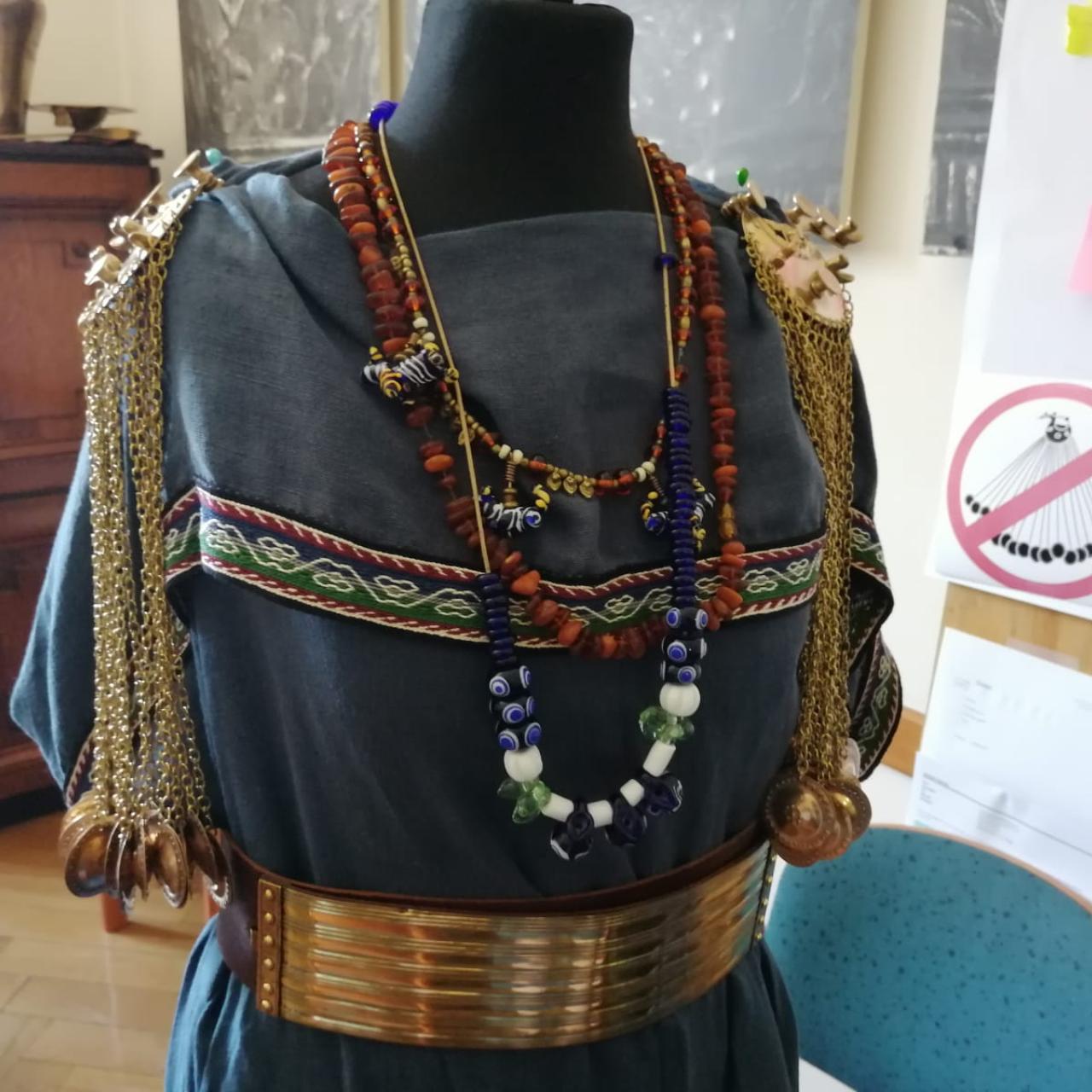 Eine Kleiderpuppe mit einer rekonstruierten Tracht aus der Hallstatt-Zeit