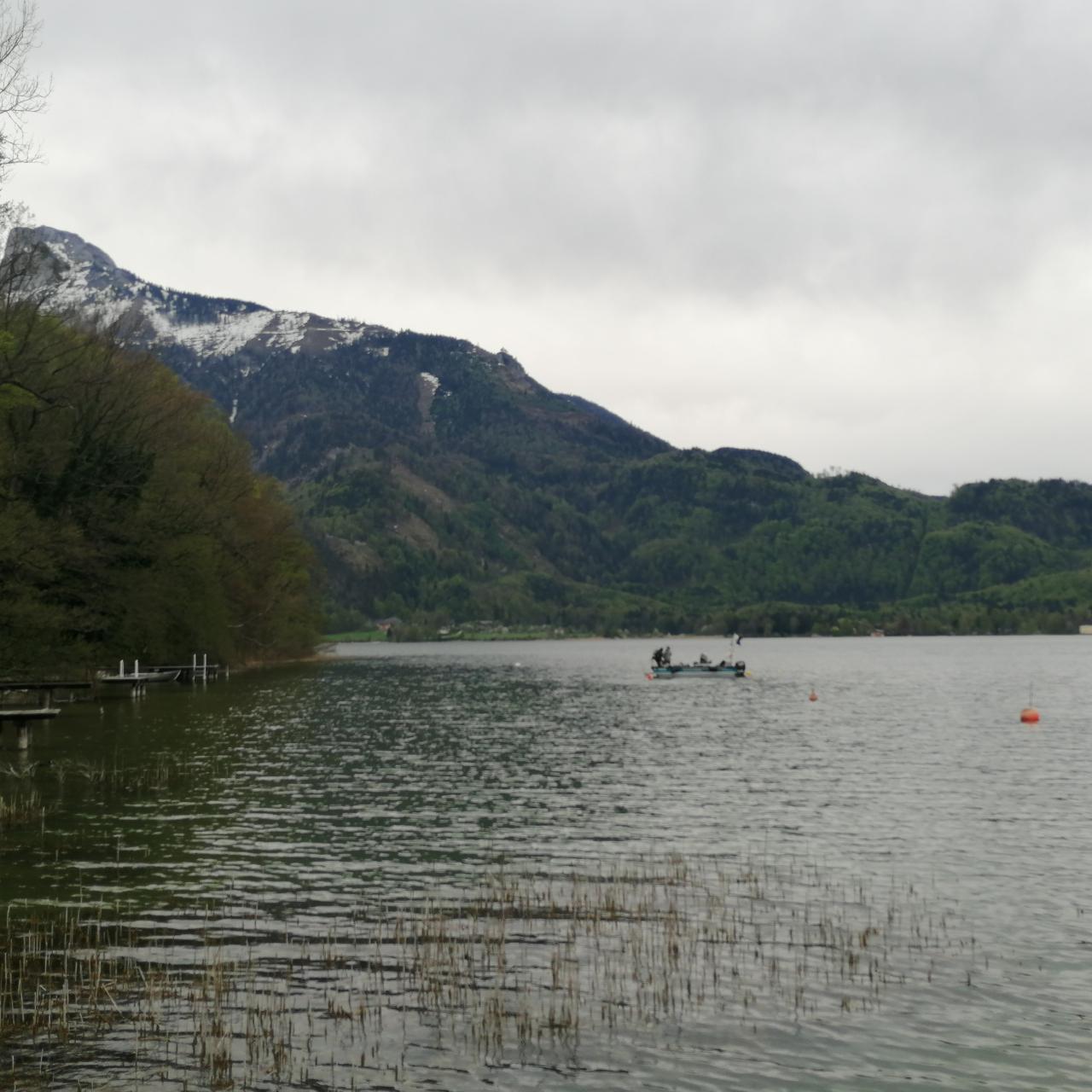 Ein See mit den Bergen im Hintergrund