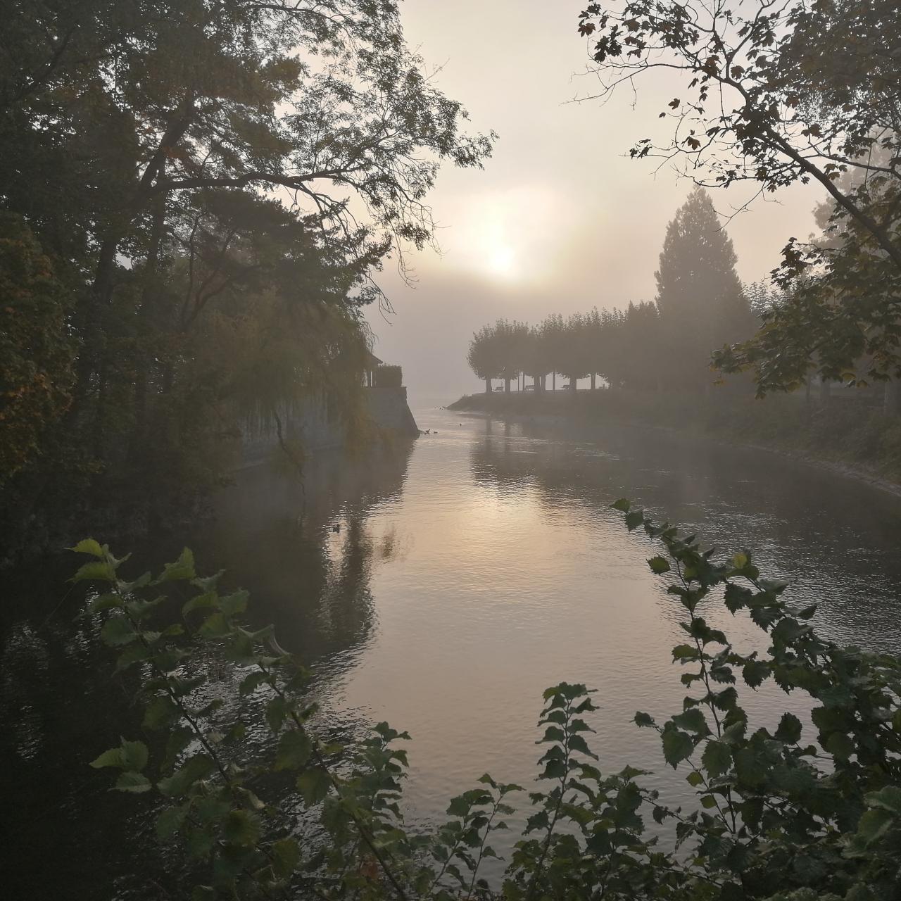Eine Flußmündung im trüben Abendlicht