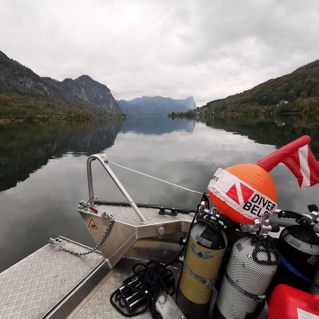 Tauchflaschen auf einem Boot am Mondsee, mit Blick auf die Drachenwand