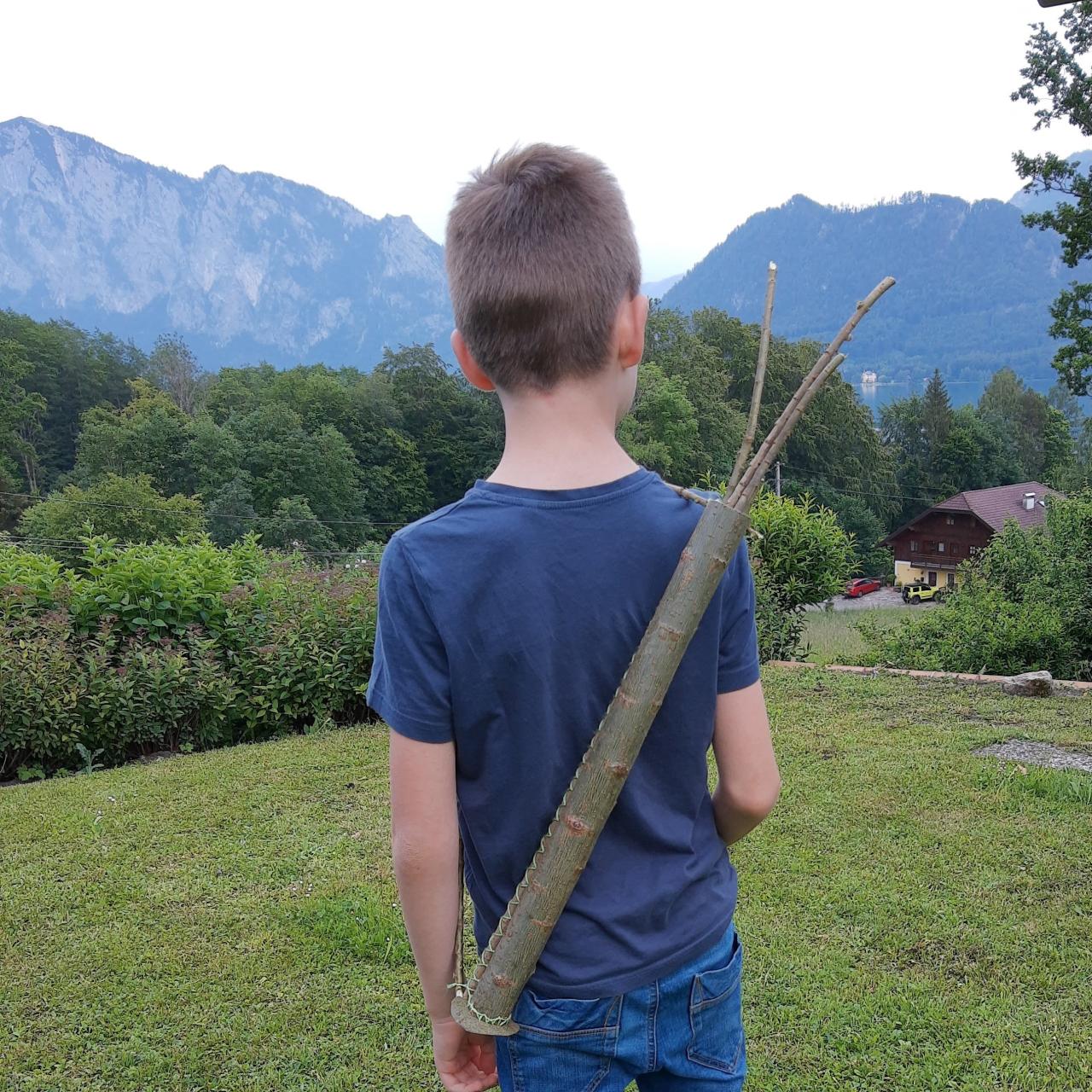Ein Junge mit einem Köcher am Rücken