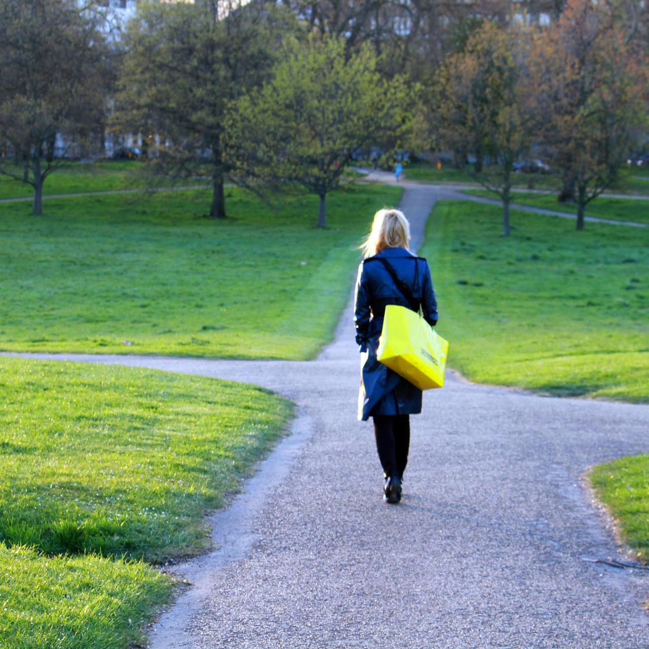 Eine blonde Frau nähert sich einer Kreuzung 