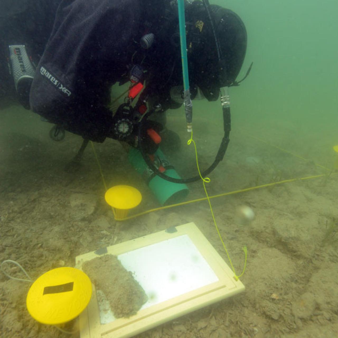 Ein Taucher unter Wasser vermisst und dokumentiert