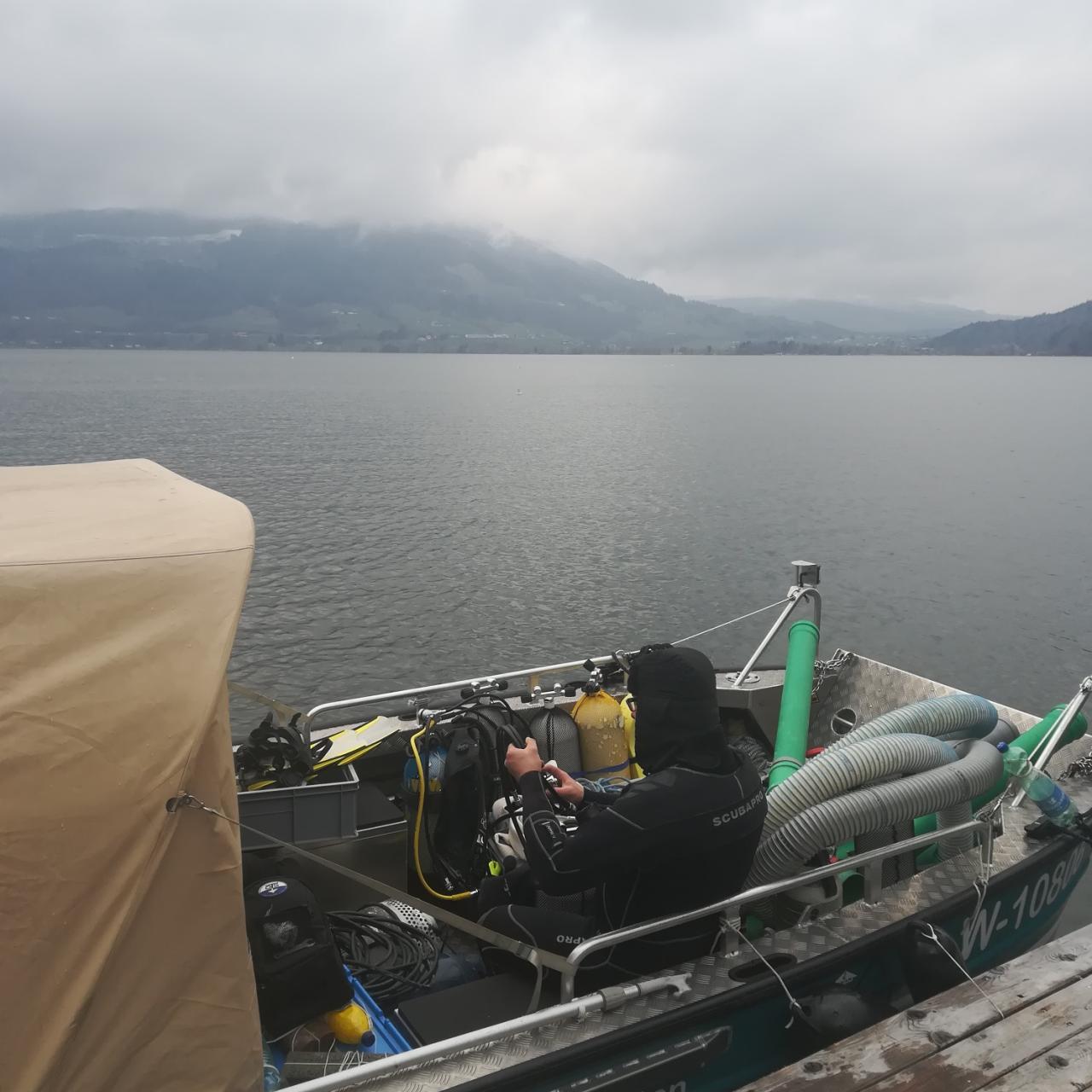 Das Forschungsboot auf dem See schwimmend