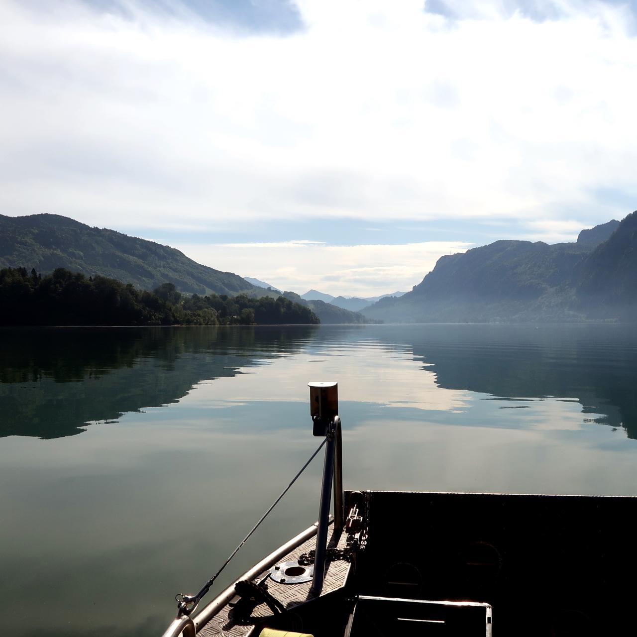 Der Mondsee, mit den Bergen im Hintergrund