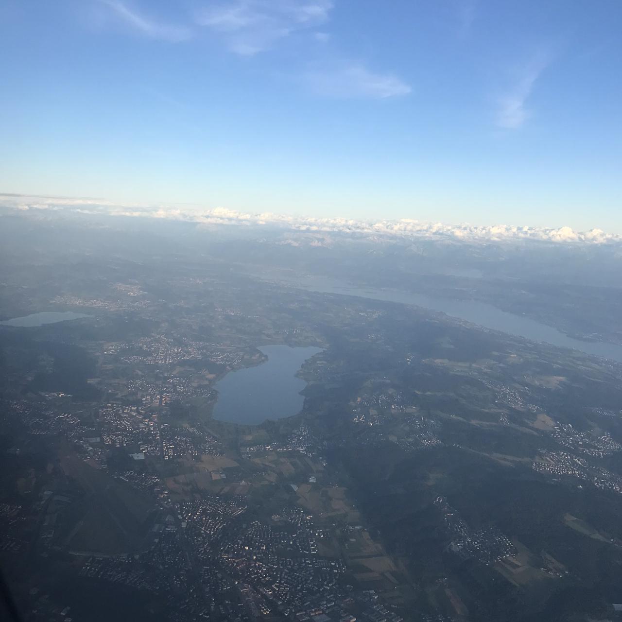 Luftbildaufnahme eines schweizer Sees