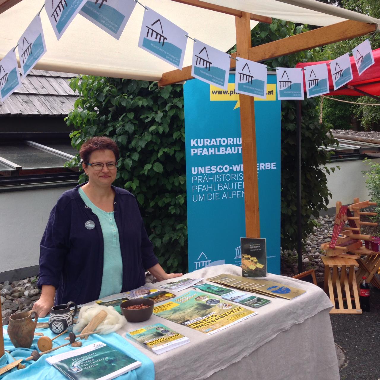 Lieselore am Infostand in der Keltenwelt Frög
