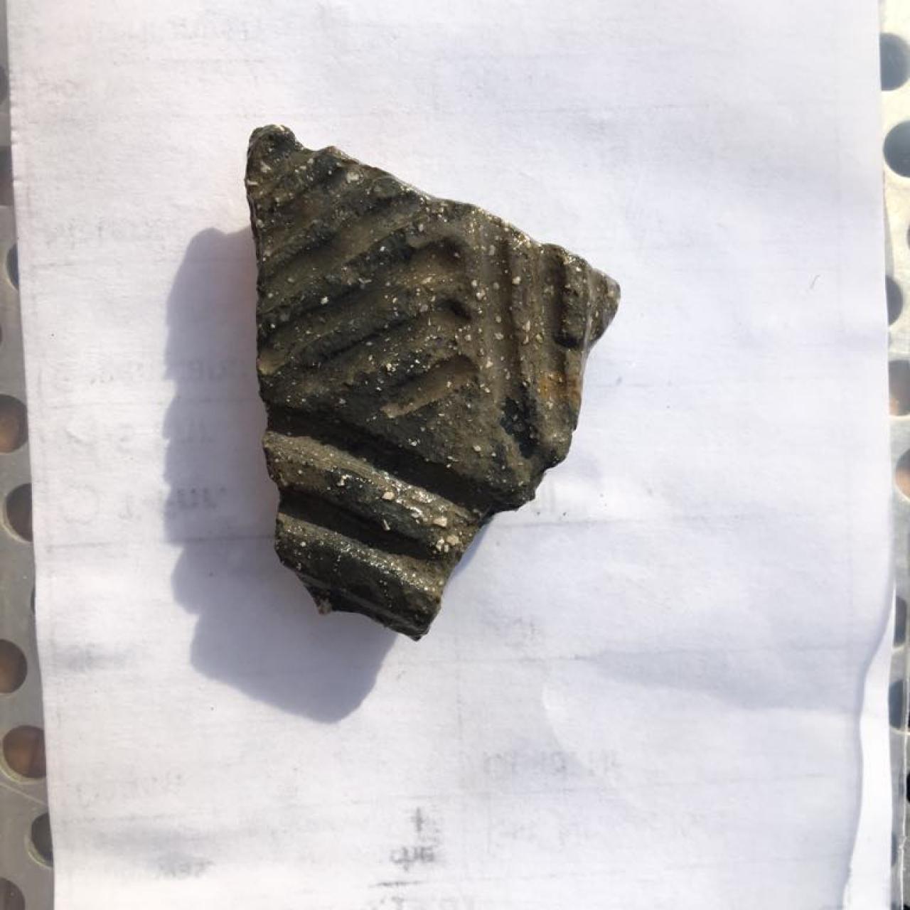 Ein Keramikfragment mit linearen Verzierungen