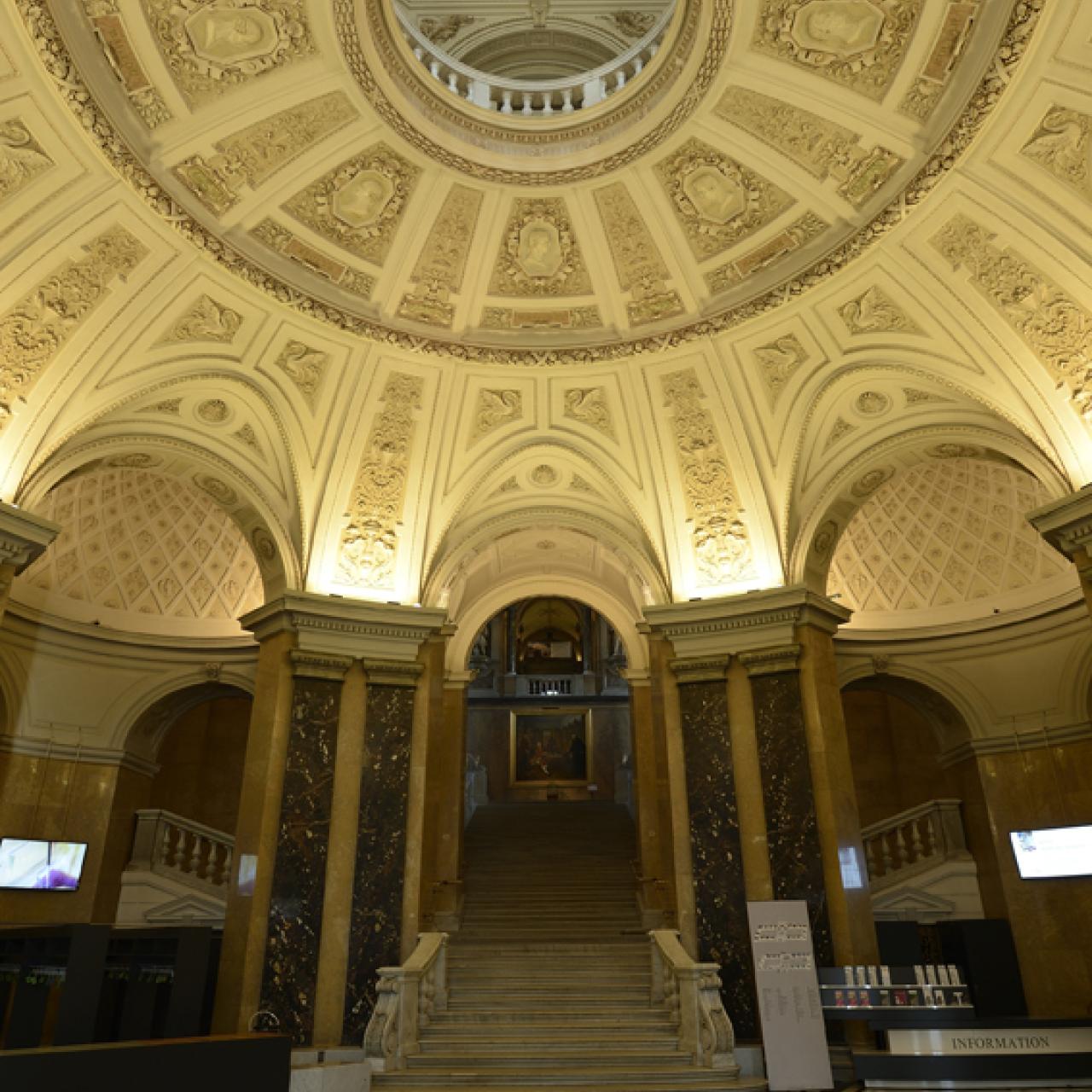 Die Eingangshalle des NHM.