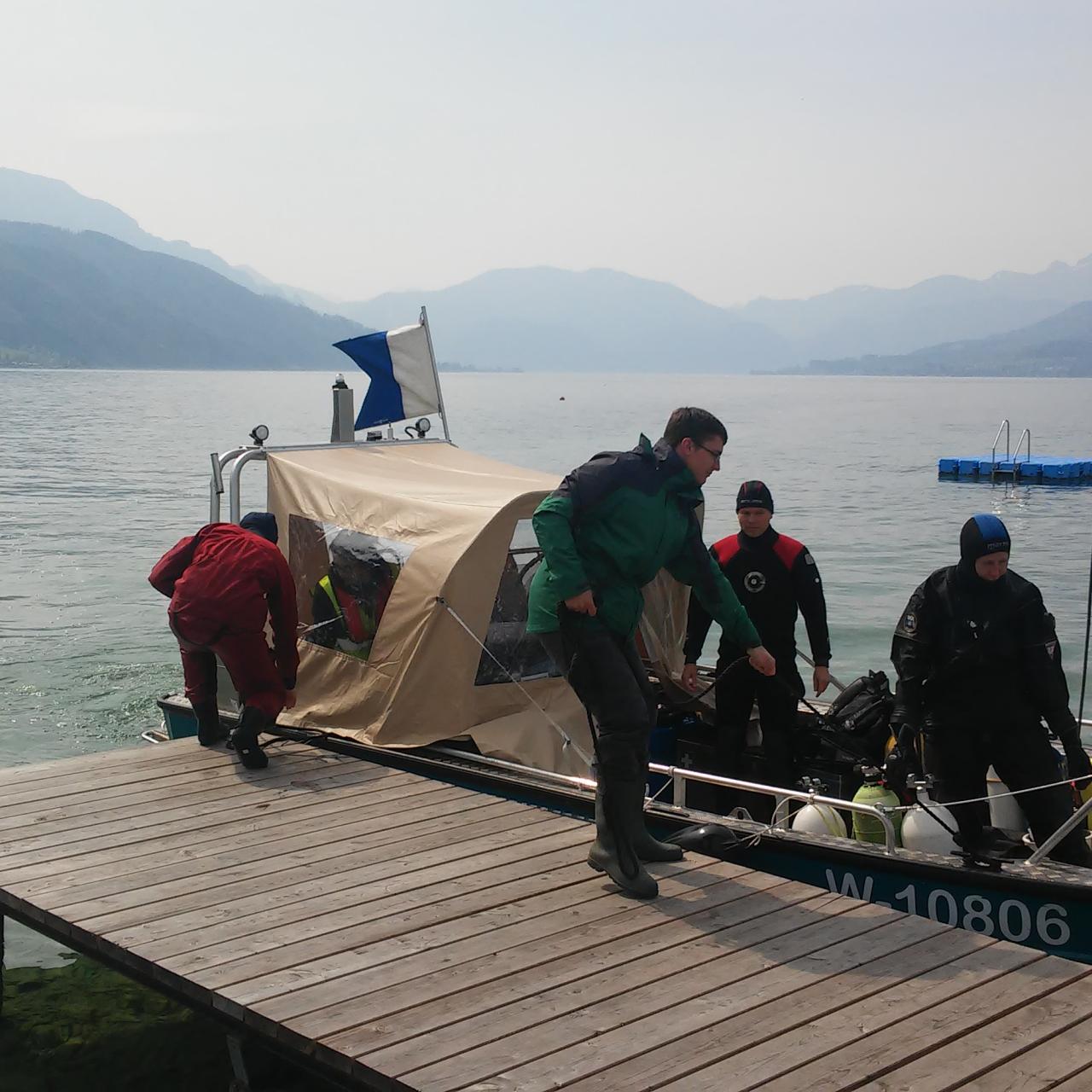 Das Forschungsboot samt Team beim Anlegen am Steg