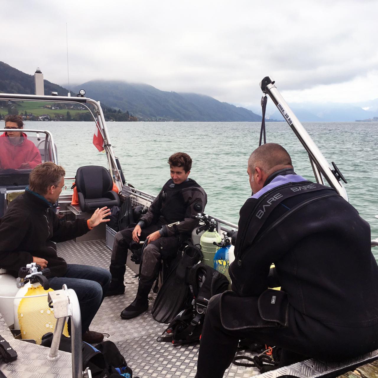 4 Personen befinden sich auf dem Forschungsboot