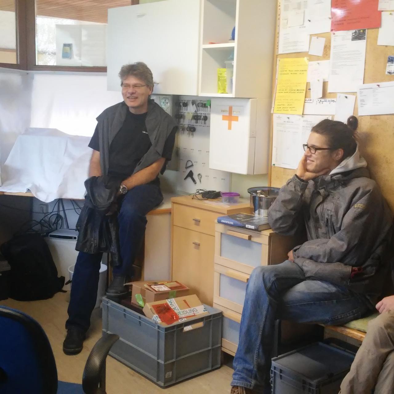 Die Teammitglieder bei der ersten Besprechung im Büro