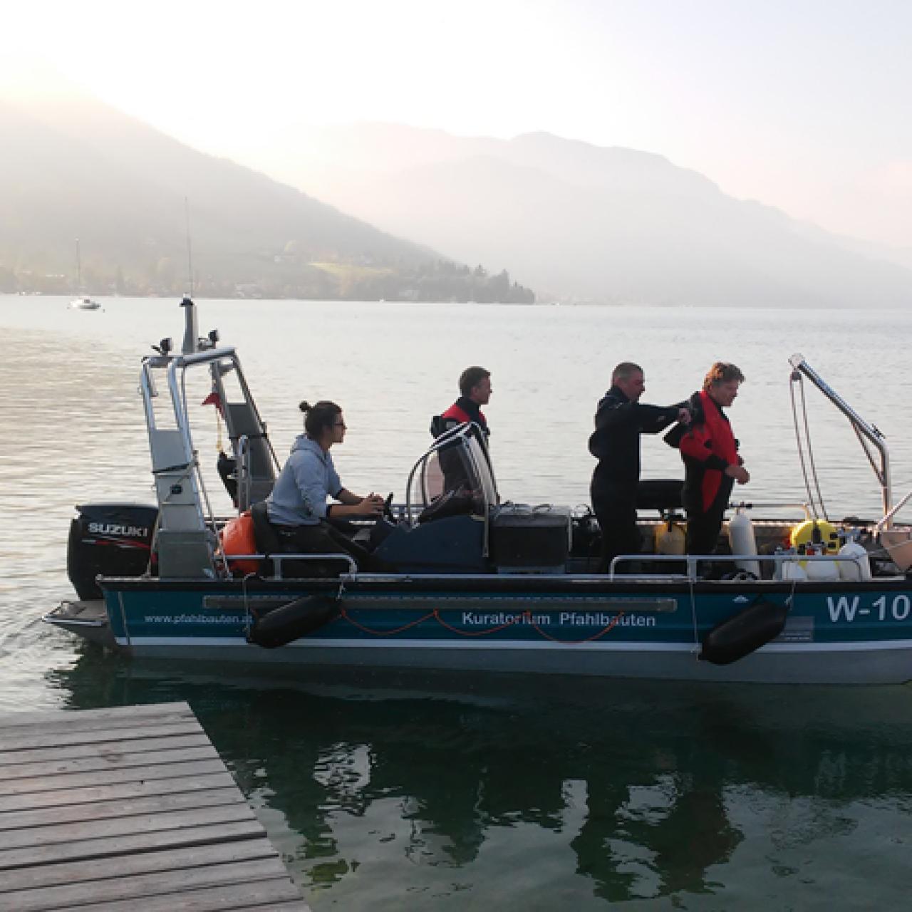 4 Personen am Forschungsboot beim Ablegen