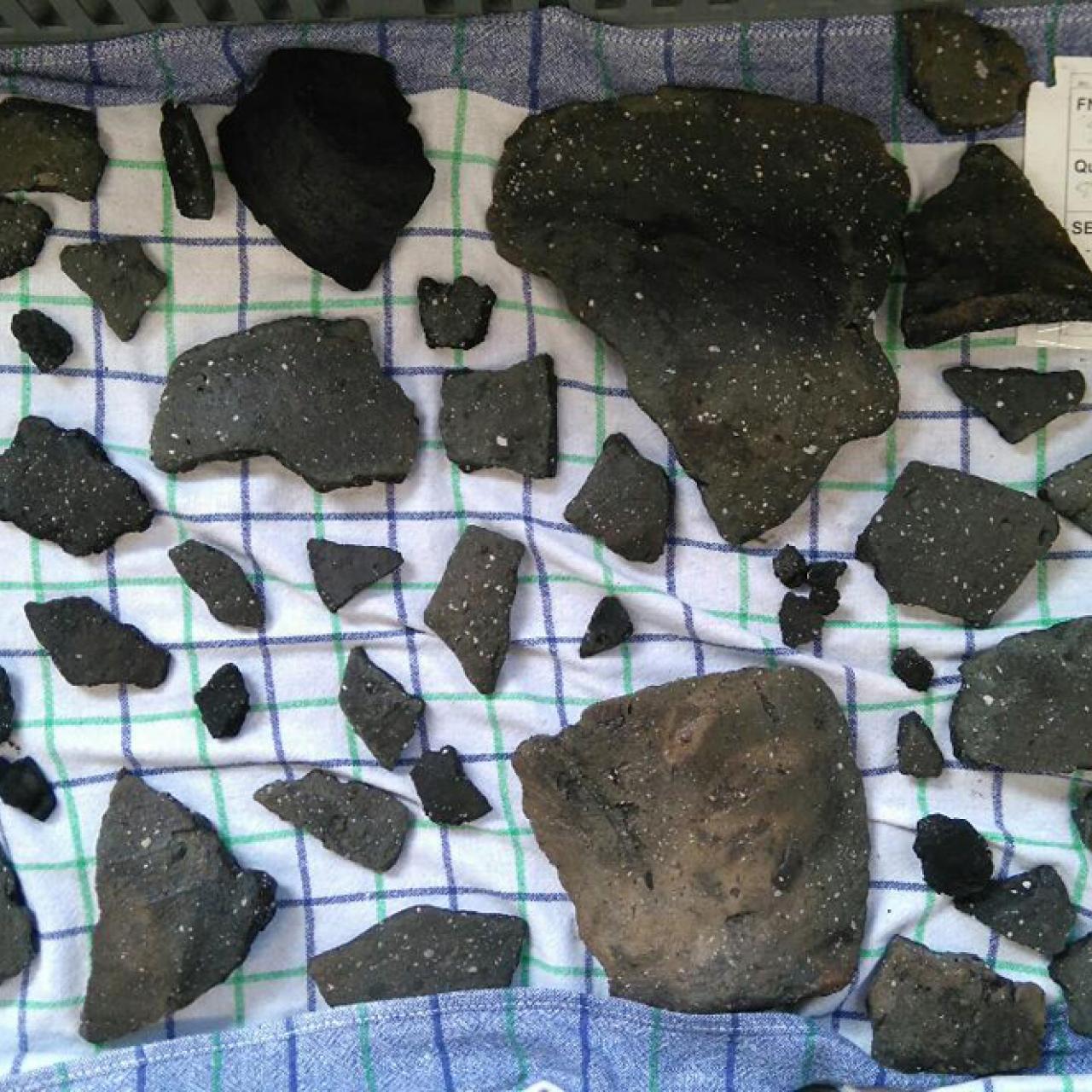 Keramikscherben auf einem Geschirrtuch zur Trocknung aufgelegt