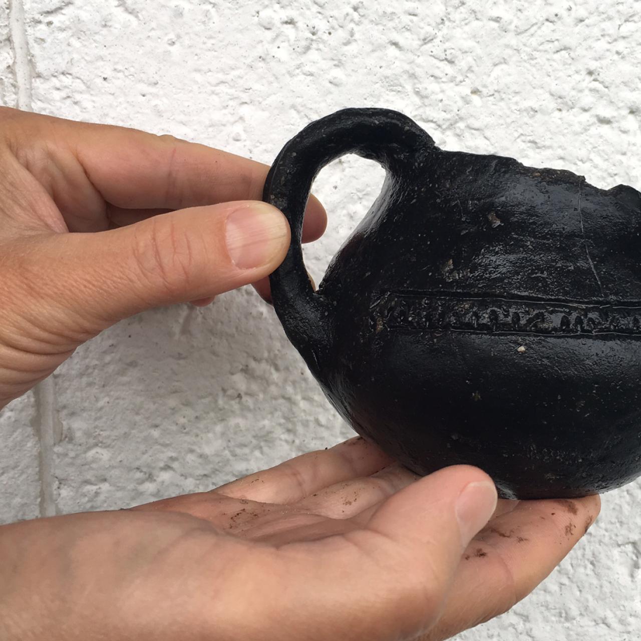 Eine fragmentierte Tasse mit ungewöhnlichen Verzierungen