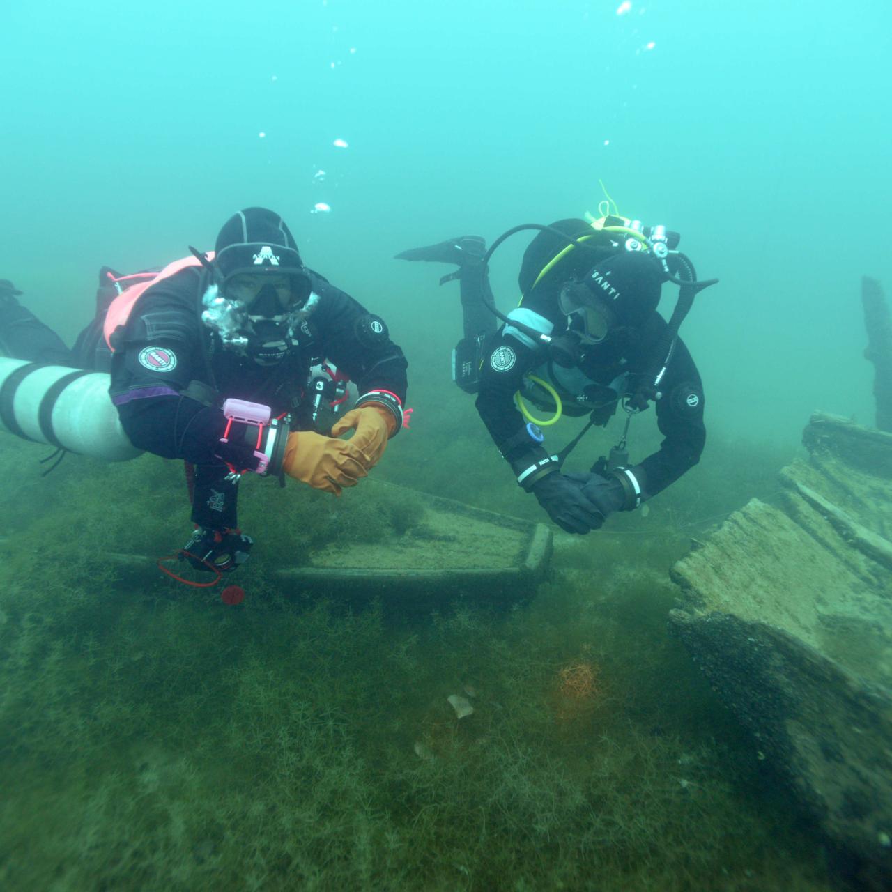  Kursteilnehmer an einem Schiffswrack im Attersee.