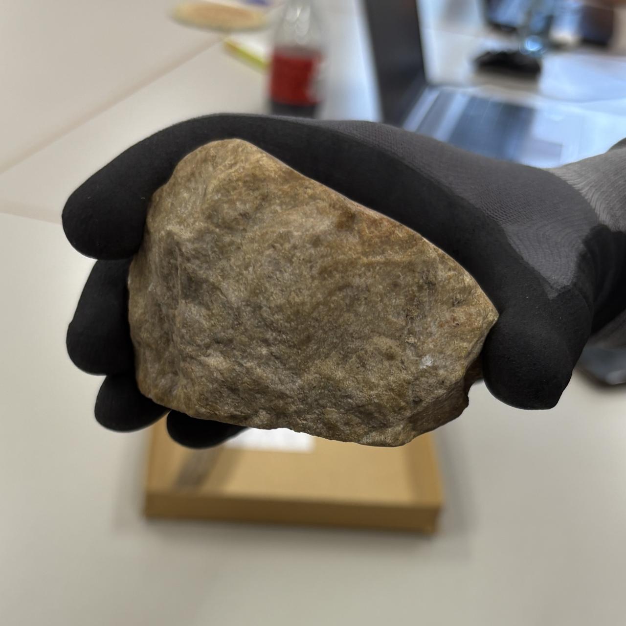Verschiedene Perspektiven des Pochsteins aus Willendorf 2