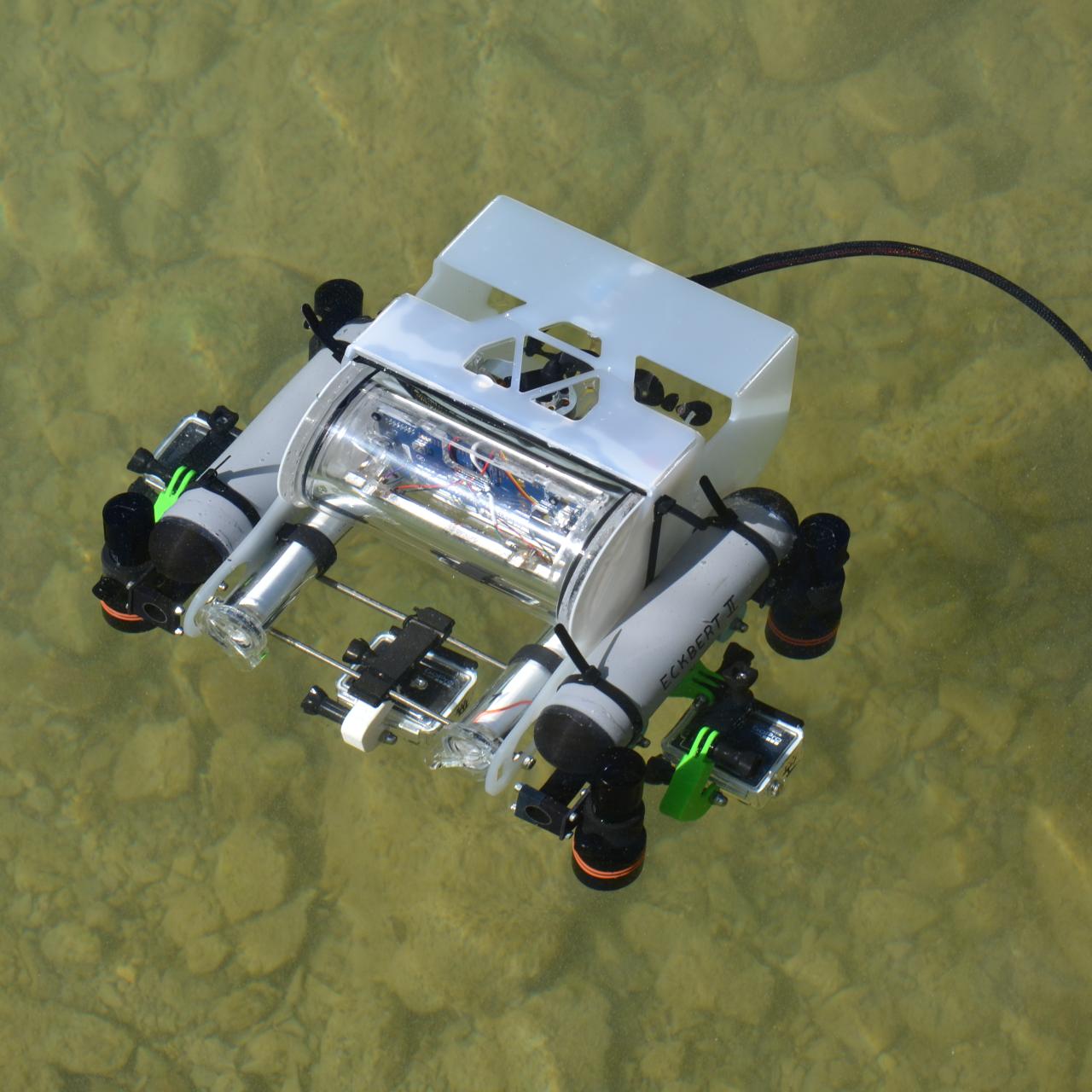 Ein Mini U-Boot schwimmt auf dem Wasser