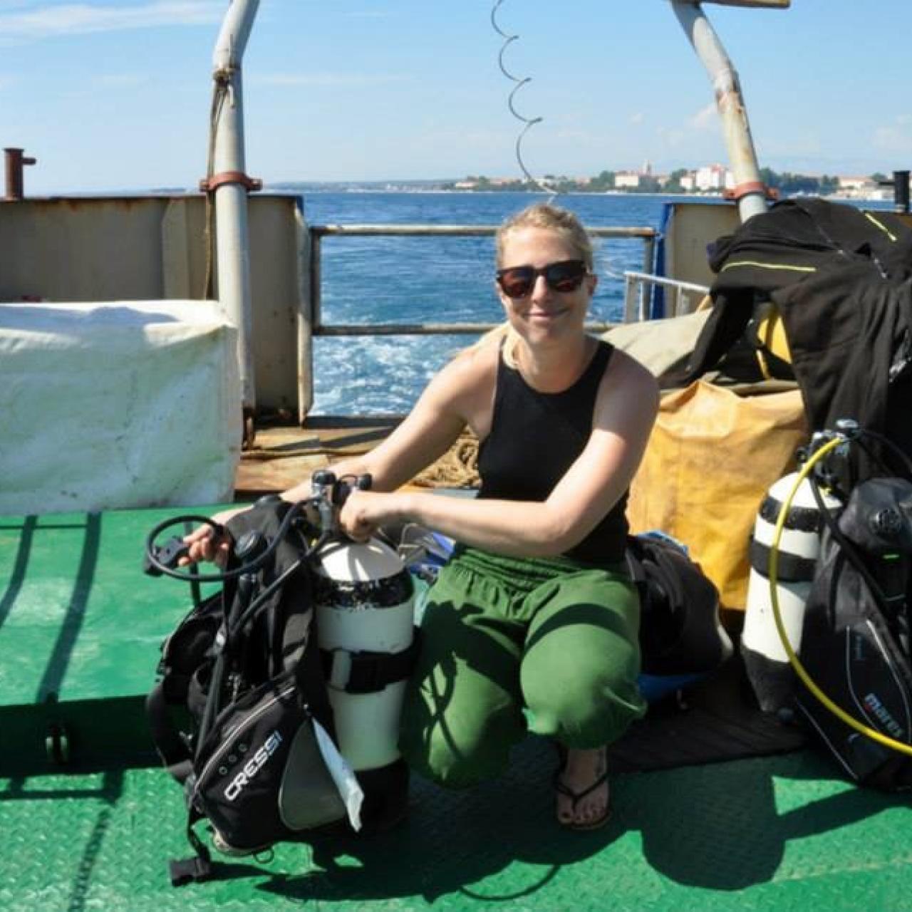 Esther auf der Fähre mit ihrem Tauchequipment