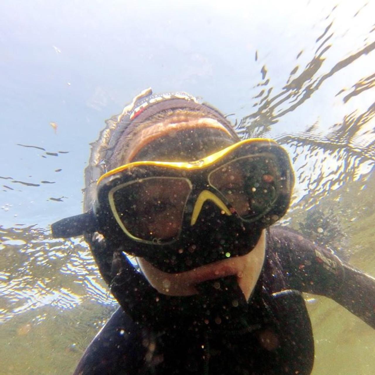 Der Kopf einer Taucherin unter Wasser