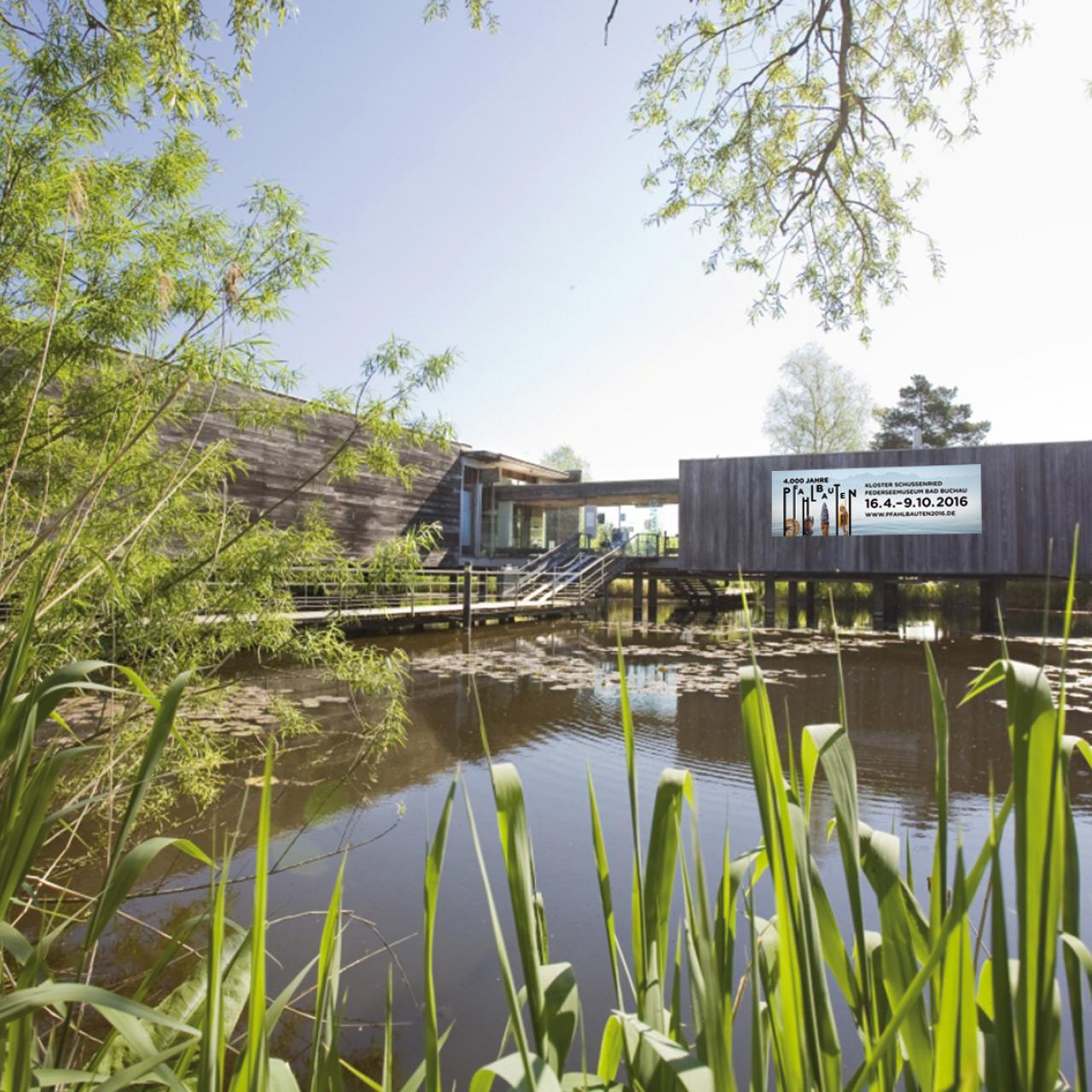 Der Eingangsbereich des Federseemuseums mit dem Teich vor dem Gebäude
