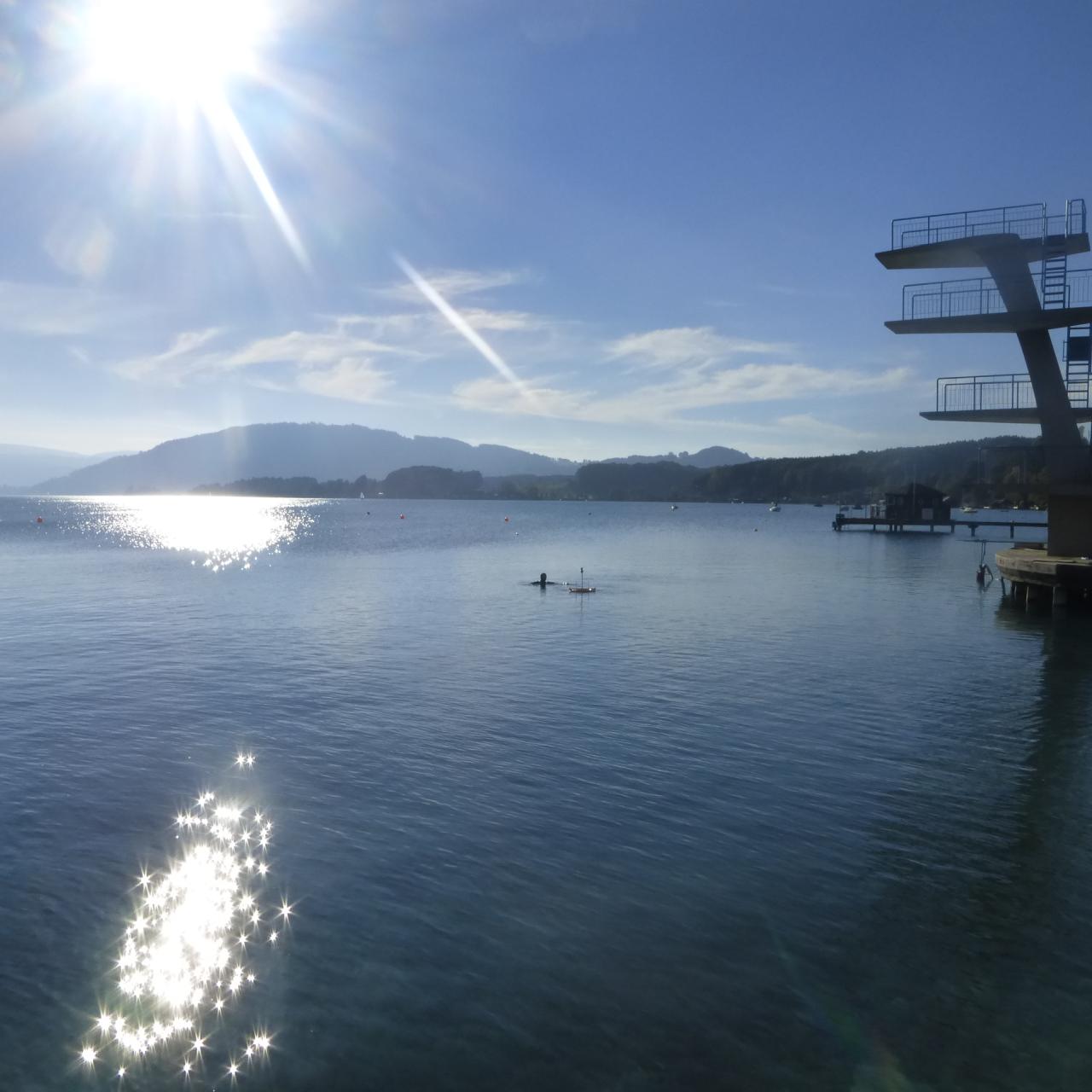 Ein Blick über den Attersee, am rechten Bildrand erkennt man den Sprungturm in Seewalchen