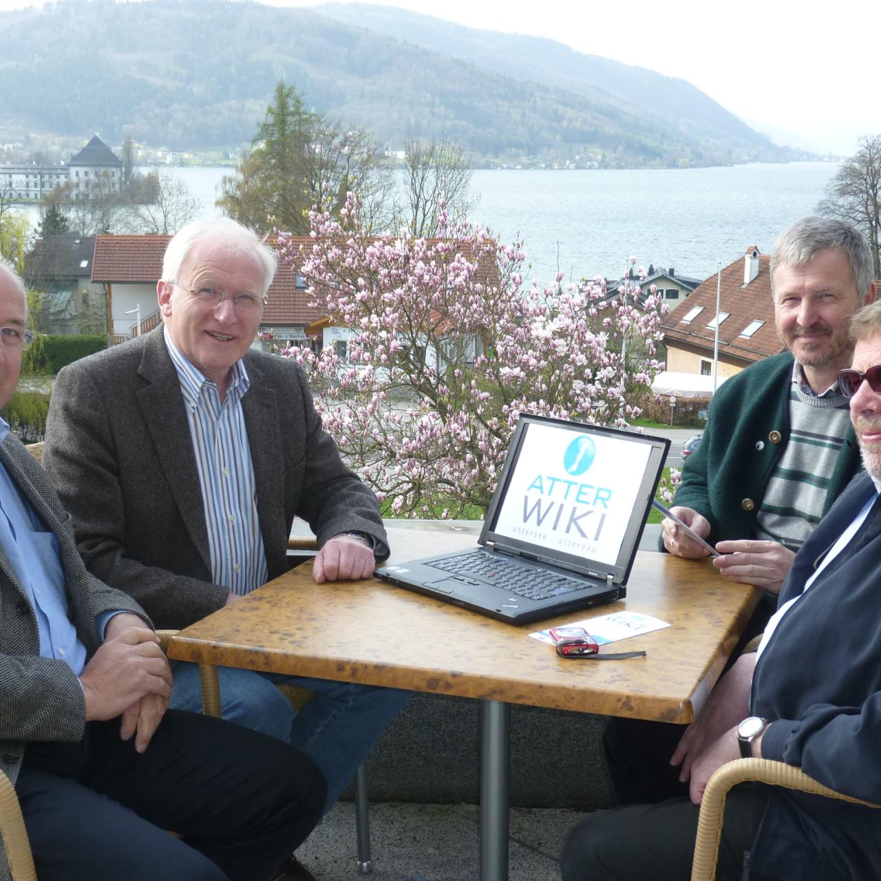 Autorenteam AtterWiki mit dem See im Hintergrund