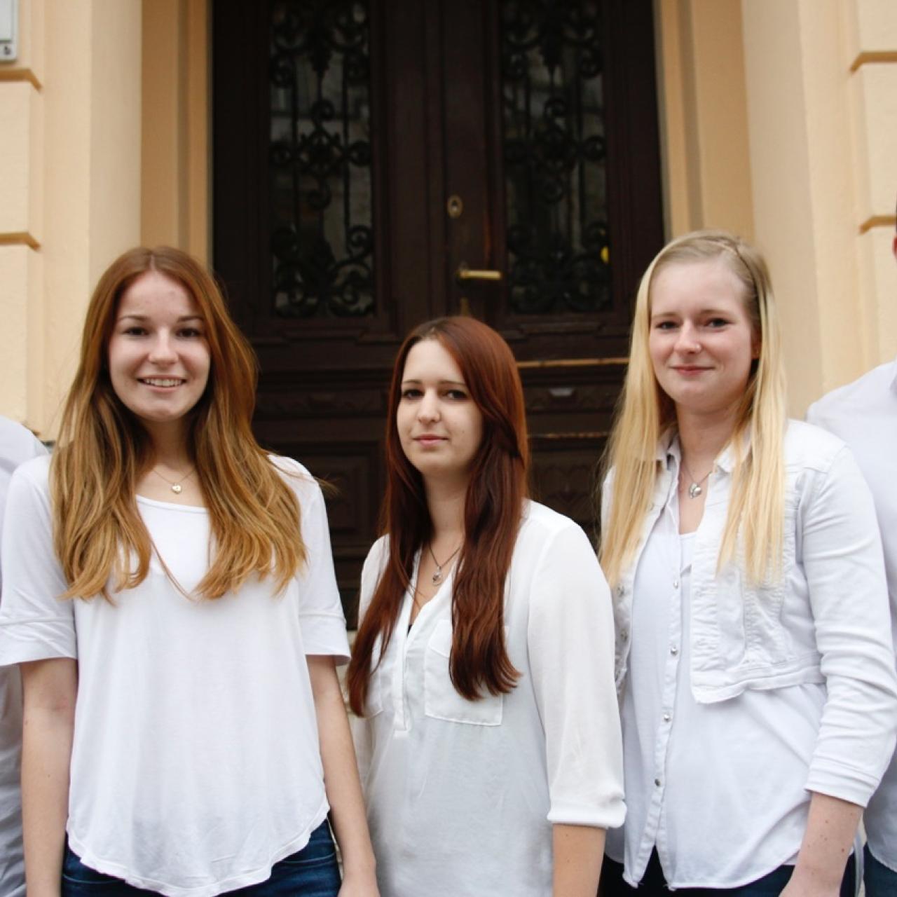 5 Schüler:Innen der HAK1 Klagenfurt in weißen Shirts