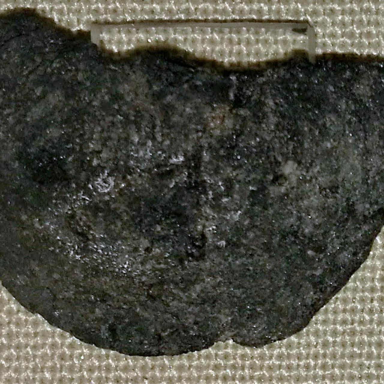Der jungsteinzeitliche, schwarz verkohlte Klumpen, der landläufig als „Urknödel“ wohlbekannt ist.