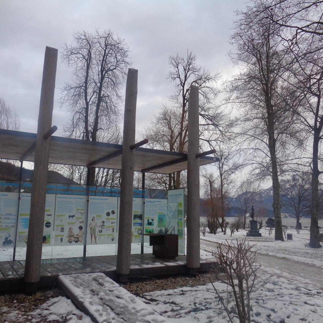 Der mit Schnee umgebene Pfahlbauten-Pavillon am Mondsee