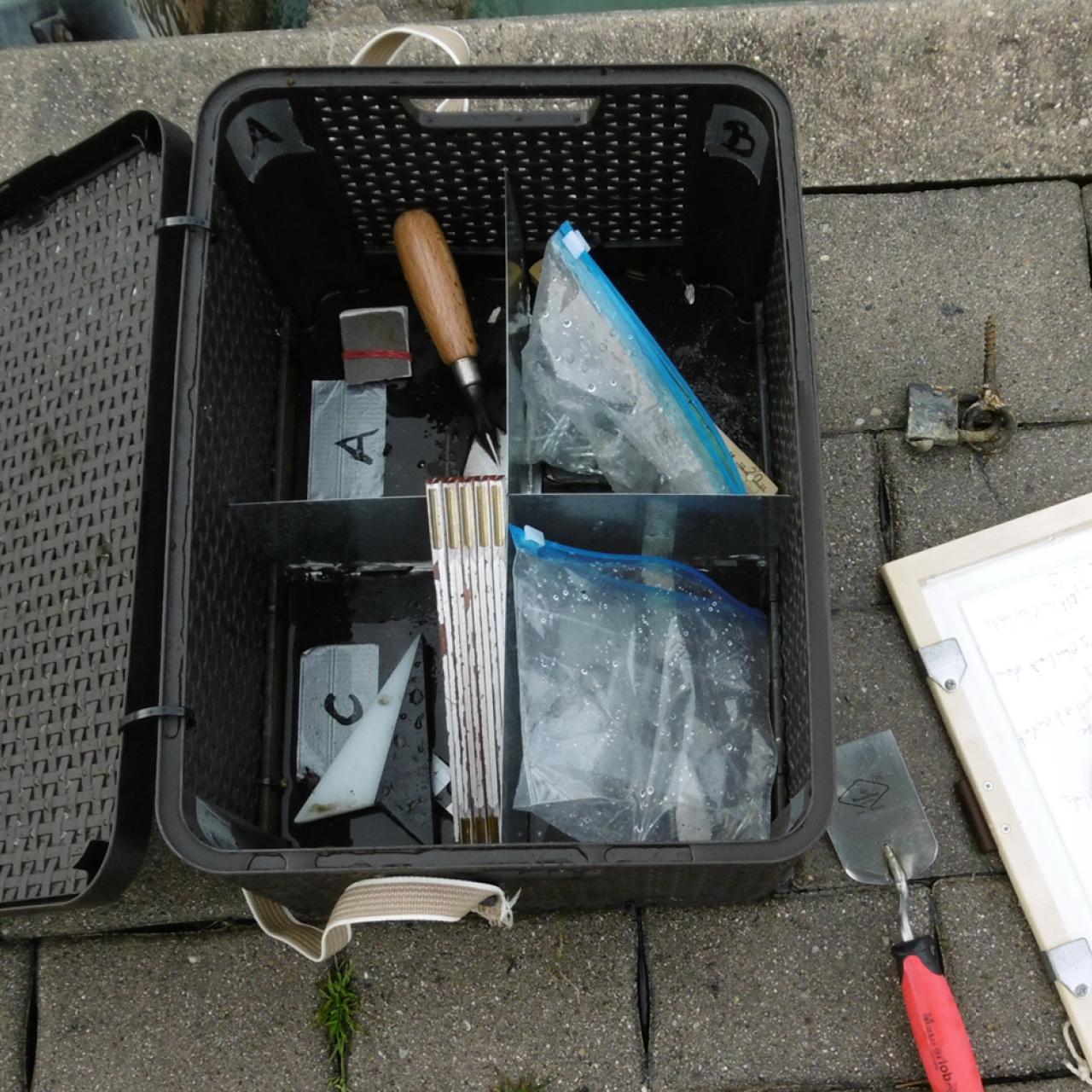 Eine schwarze Plastikbox mit Werkzeugen