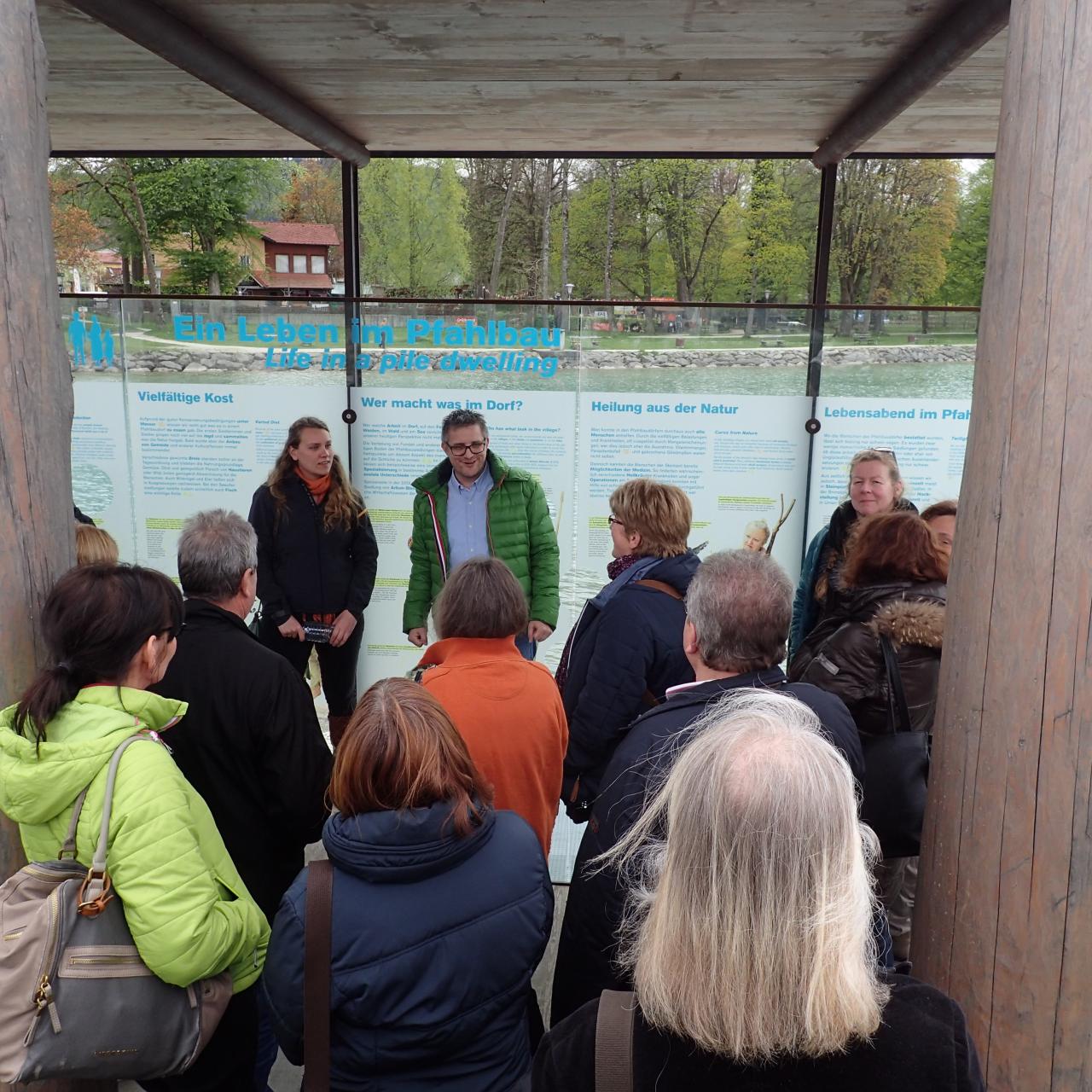 Eine Personengruppe im Pfahlbau-Pavillon Seewalchen