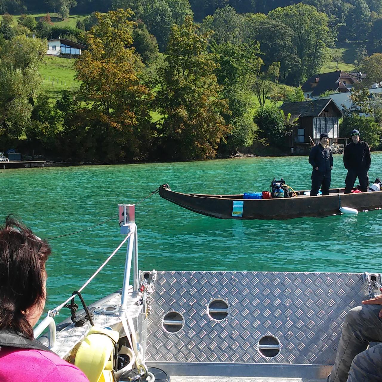 Das Forschungsboot trifft eine Zille am See