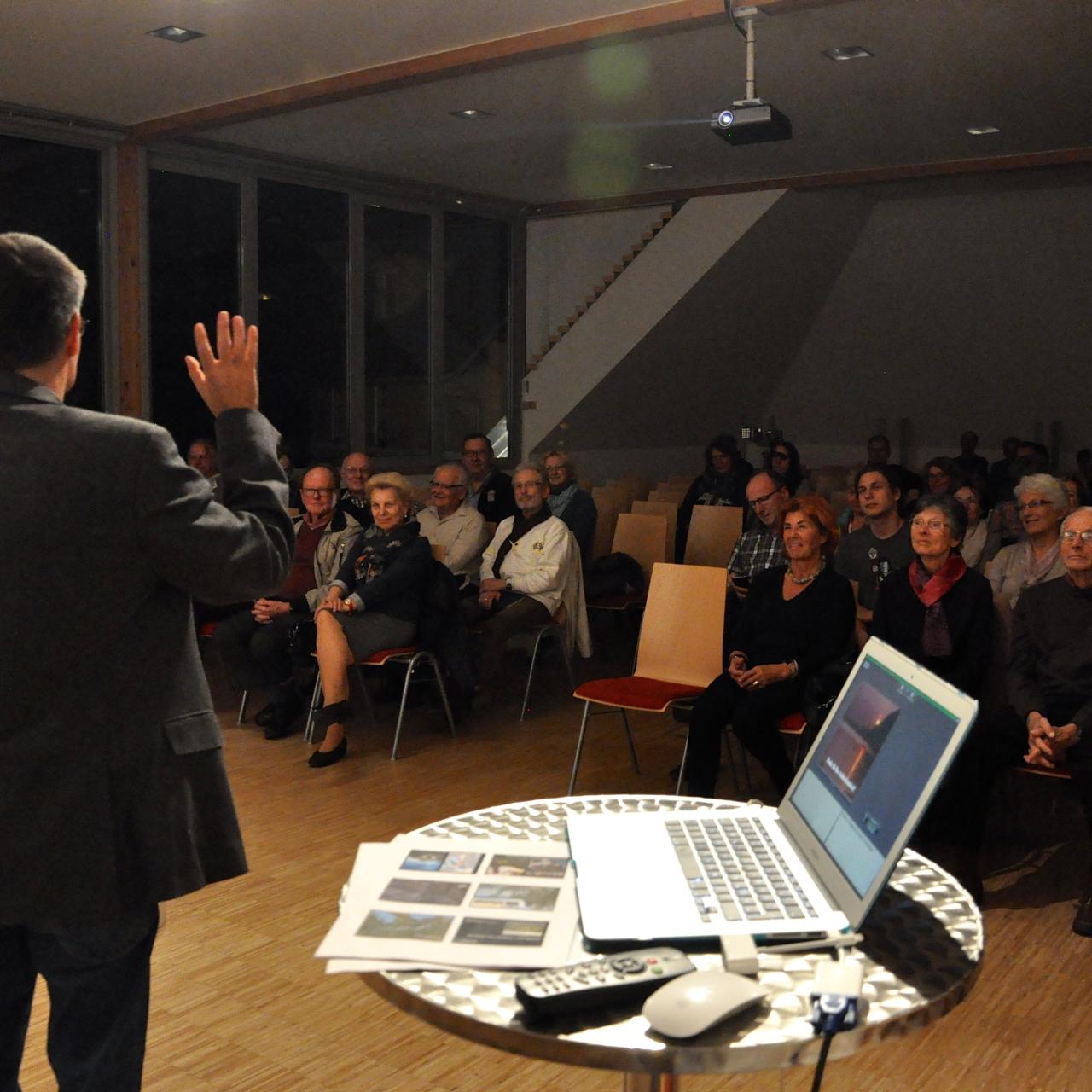 Eine große Hörerschaft beim Vortrag in einem großen Saal