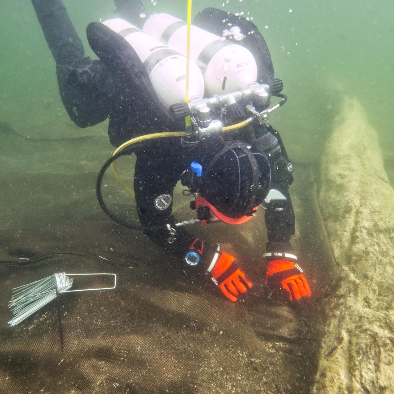 Forschungstaucher beim Verlegen der Basaltschutzmatten