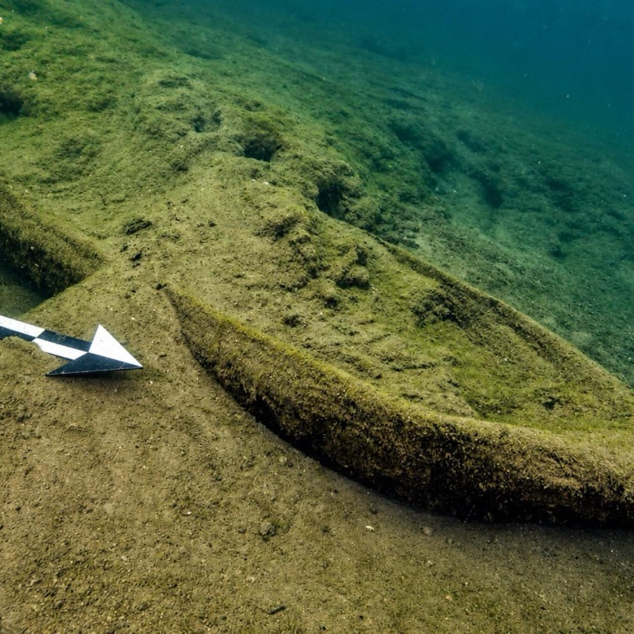 Unterwasserfoto eines Einbaumes im Klopeiner See mit Nordpfeil